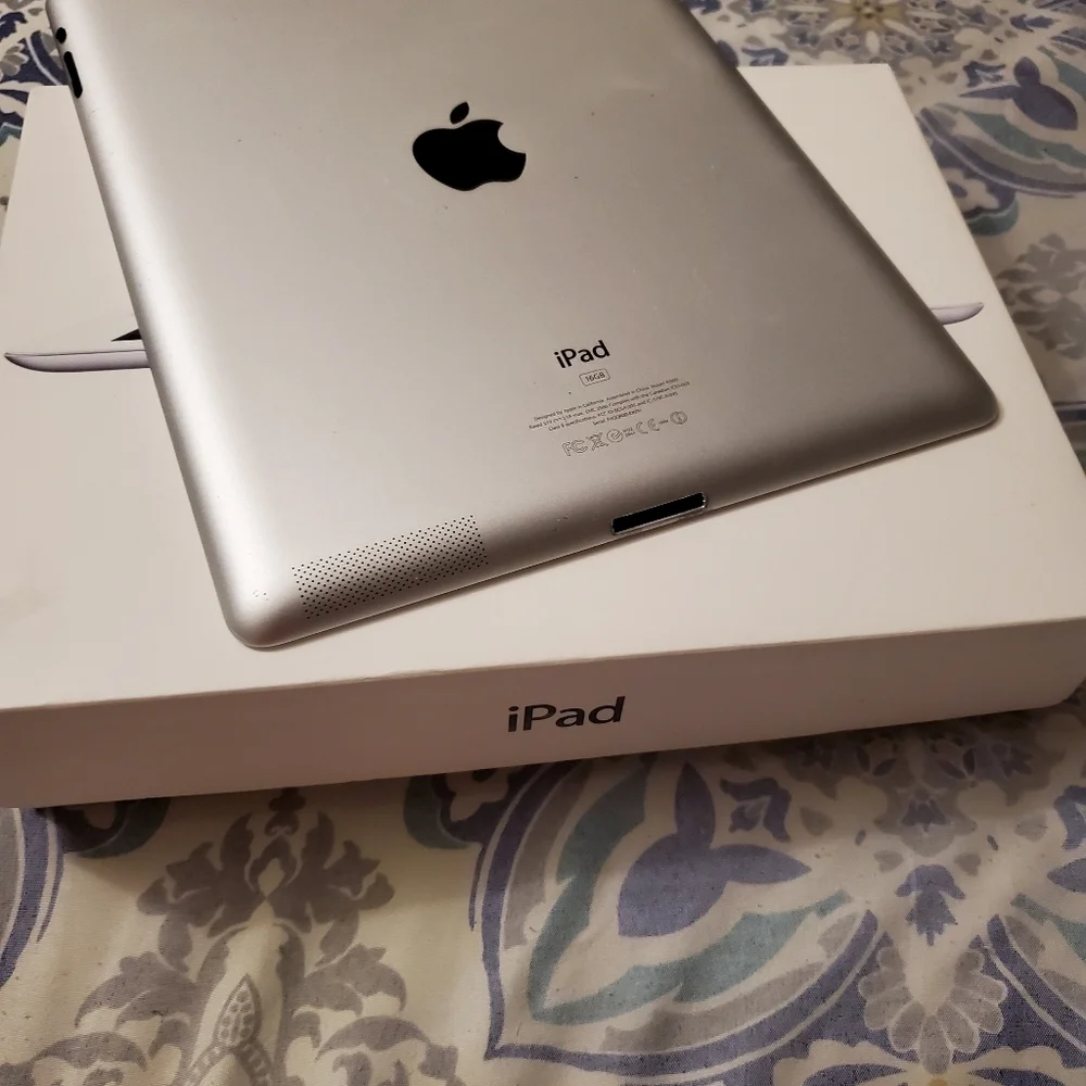 Apple IPad (light scratch on screen)